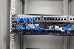 19“ vyvazovací panel typ LinkBasic plast.lišta výklopná 1U, detail