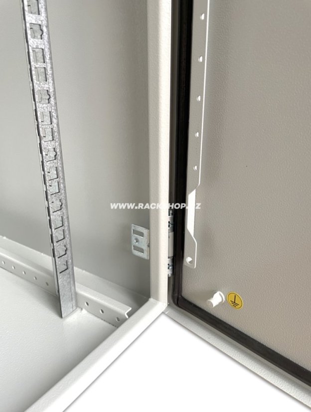 19" venkovní rozvaděč 6U š.600mm hl. 400mm, krytí IP55, dveře plechové