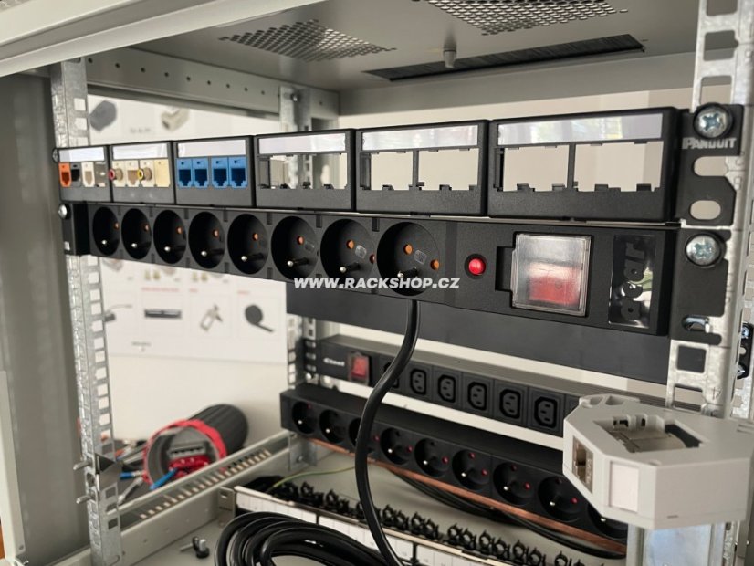 Acar S8 - 3m,19“ rozvodný panel, 8xCZ, přepěťová ochrana, vypínač, RAL9005