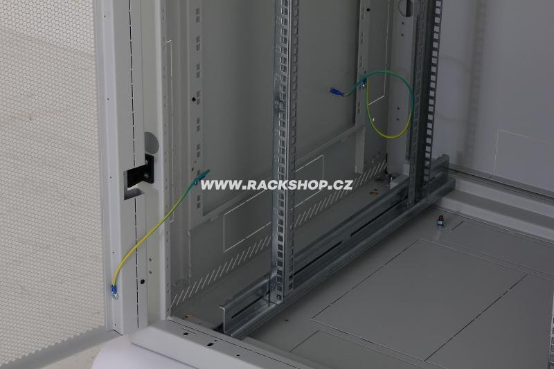 19“rozvaděč RTA Triton, vertikální lišty a dno rozvaděče