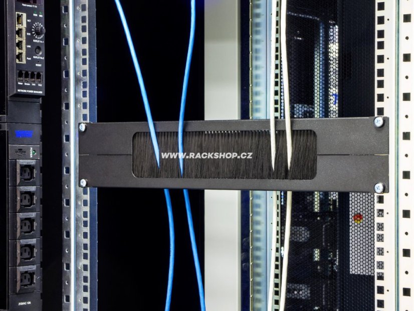 RAB-ZP-X02-A3 - 19" průchozí panel 2U rozdělený horizontálně, kartáč, detail
