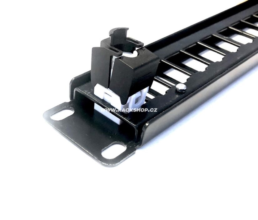 10" patch panel s vloženým keystone, zadní pohled