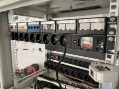 Acar S8 - 3m,19“ rozvodný panel, 8xCZ, přepěťová ochrana, vypínač, RAL9005